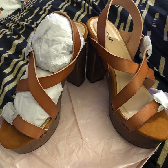 Platform Sandals - Picture 3 of 5